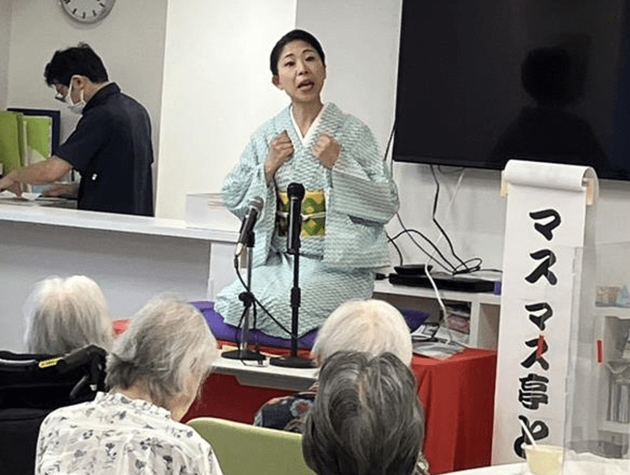 落語ボランティアのマスマス亭さんの落語風景1